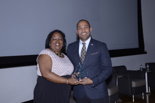 The founder of Guardian Healthcare, José de La Rosa received the Excellence in Service to the Community Award from the senior Vice President of ALPFA Boston’s Project Management Office, Enna Jimenez.