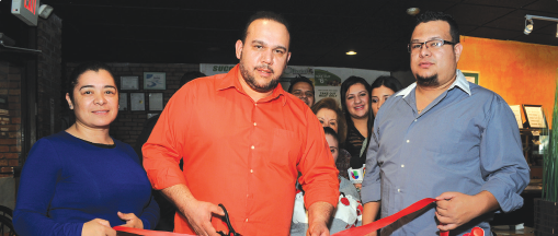 ➥➥ Inaugurando el sportsbar de Oliveira’s. De izquierda a derecha: Claudia Sierra, Edilson Oliveiras y Luis Villabón.