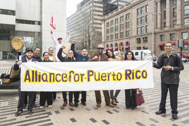 Miembros de la Alianza por Puerto Rico manifestaron en las afueras del Banco de la Reserva Federal de Boston. Foto: Ana Vivas.