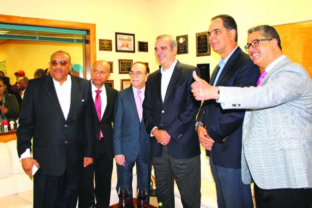 ➥➥ Visita de campaña por las presidenciales dominicanas en las instalaciones del periódico El Mundo. De izquierda a derecha: Luis Cabral, Fernando Norberto, el fundador de El Mundo Alberto Vasallo Jr., el candidato a la presidencia por el PRM Luis Abinader, Santiago Hazim y Oscar Guerrero.