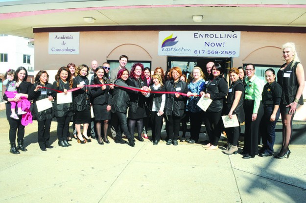 ➥➥ Con el tradicional corte de cinta, East Boston Beauty Academy abrió oficialmente sus puertas.