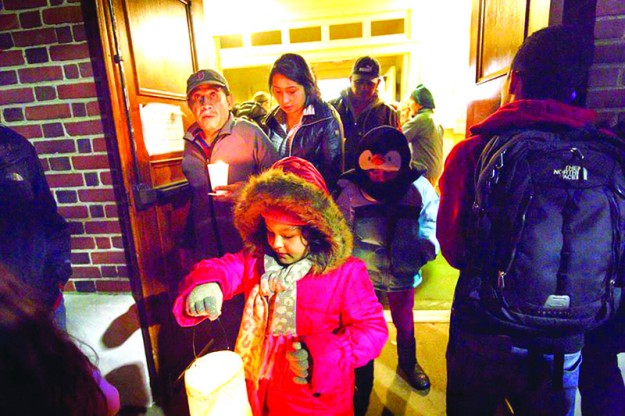 ➥➥ Familias siguen orando en iglesia luterana por desplazamiento de familias en East Boston.