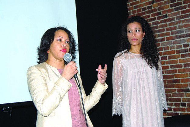 ➥➥ La abogada Zoila Marisol Gómez habla sobre como orienta a mujeres desde su perspectiva profesional, a su lado Lunara Devers, organizadora de la celebración del Día de la Mujer.