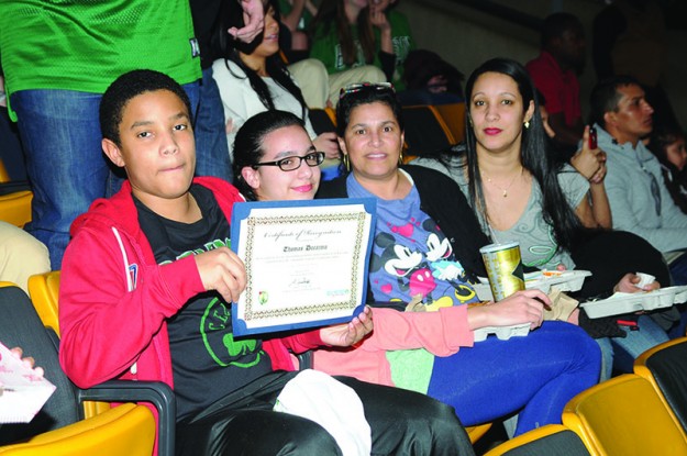 ➥➥ Ejemplo escolar. Por sus buenas calificaciones y esfuerzo académico Thomas Docarmo de la Excel Academy en East Boston fue reconocido frente a cientos de personas durante el juego de los Celtics en el TD Garden.