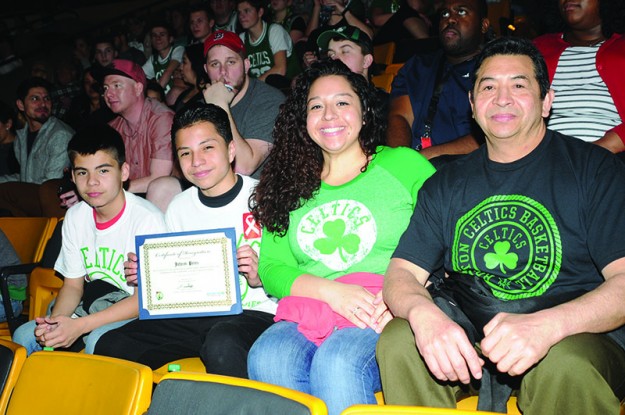 ➥➥ Orgullosos padres. Con mucha felicidad celebraron en familia el reconocimiento que recibió Jaime Castro de la Mario Umana Academy en East Boston por su excelencia académica durante la Noche Latina con los Celtics.