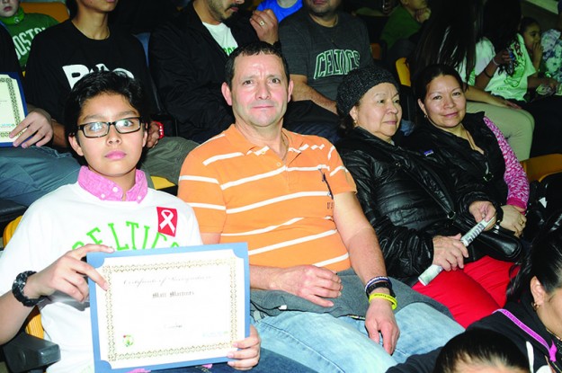 ➥➥ Premio a la dedicación escolar. Matt Martinez de la Excel Academy en East Boston muestra con orgullo su reconocimiento por el buen rendimiento escolar.