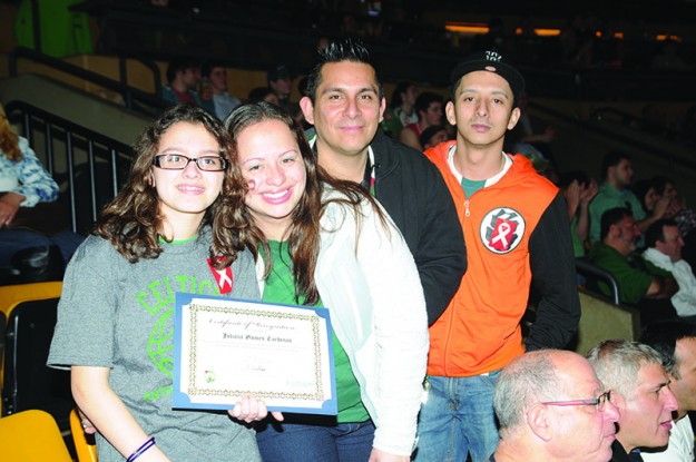 ➥➥ Estrella académica. Juliana Gómez de la Excel Academy en East Boston, disfruta junto a su familia el juego de los Celtics y los Grizzlies luego de ser reconocida frente a miles de personas por su buenas calificaciones.