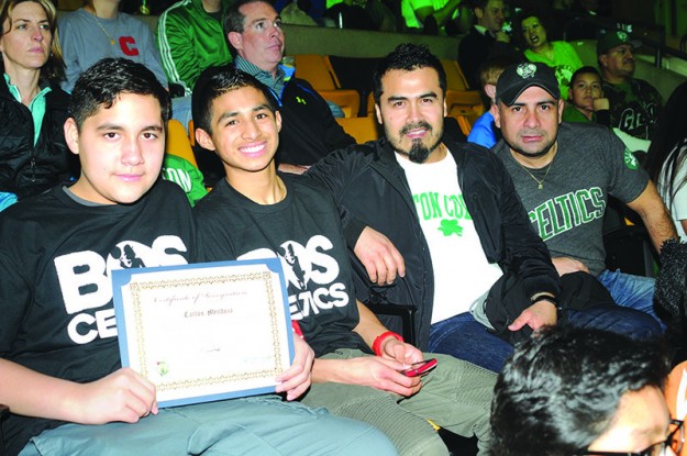 ➥➥ Estrella académica. Carlos Mendoza de la Mario Umana Academy en East Boston, celebra sus excelente desempeño escolar junto a sus seres queridos.