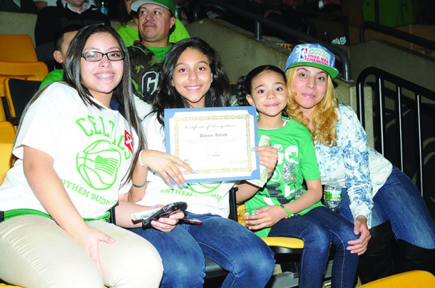 ➥➥ Felicitaciones por sus buenas notas a Daviana Andreade de la Excel Academy en East Boston quien celebra junto con familiares sus triunfos académicos.