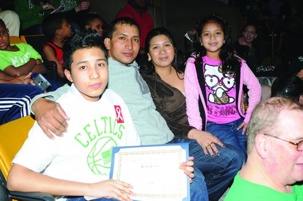 ➥➥ Felicidades a Jaime Castro de la Mario Umana Academy en East Boston, quien celebró junto con su familia sus triunfos académicos.