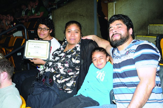 ➥➥ Reconocimiento a la excelencia. Los padres y hermanita de James Aguirre de la Excel Academy en East Boston acompañaron al joven estudiante a celebrar el sobresaliente rendimiento escolar.