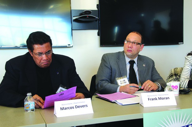➥➥ Los Representantes Estatales Marcos Devers, a la izquierda y Frank Moran escuchan las propuestas y denuncias de la comunidad.