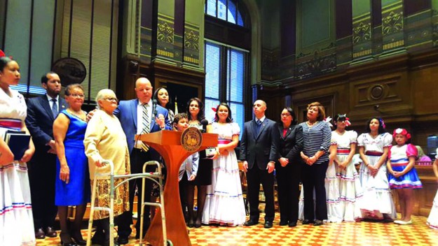 ➥➥ En Providence, el senador Juan Pichardo participó de la celebración de la independencia dominicana en el City Hall de la ciudad.