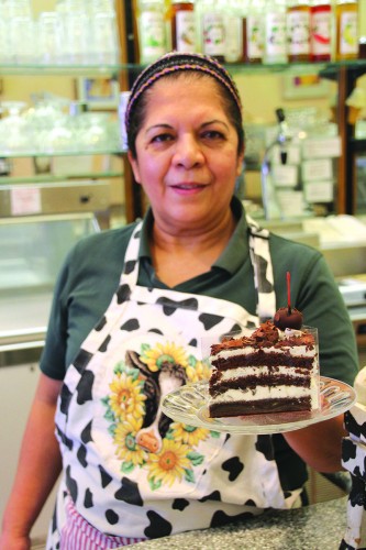 ➥➥ Ileana Aguilar, madre de Miriam Benitez muestra una deliciosa torta de chocolate que hacen y venden en Lizzy’s Homemade Ice Cream.