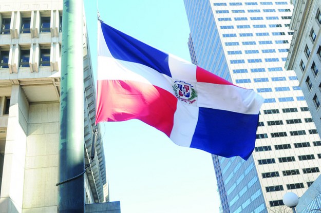 ➥➥ Bandera dominicana ondeó en el City Hall en Boston.