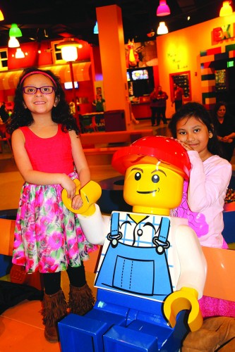 ➥➥ Sophia Jocol y su hermana Adamaris posan con Emmet en LEGOLAND en Somerville.