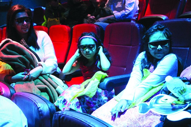 ➥➥ Las hermanas Sophia y Adamaris Jocol alistándose para ver la premier The Lego Movie 4D, New Adventure.