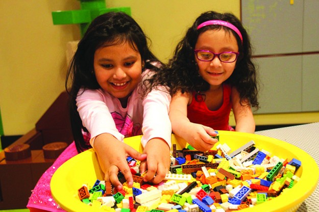 ➥➥ Sophia Jocol y su hermana Adamaris juegan con Lego más que con cualquier otro juguete en su casa