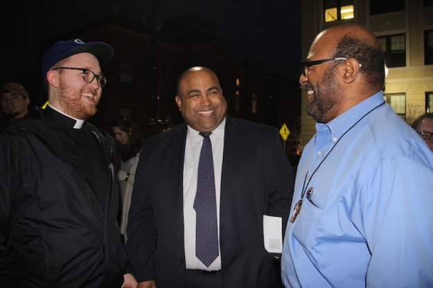 Eric Worringer, pastor de la iglesia Redeemer Lutheran conversa con el alcalde Dan Rivera y Joél Almonó, párroco de la Iglesia de Gracia.