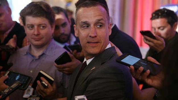 Corey Lewandowski planea declararse inocente..