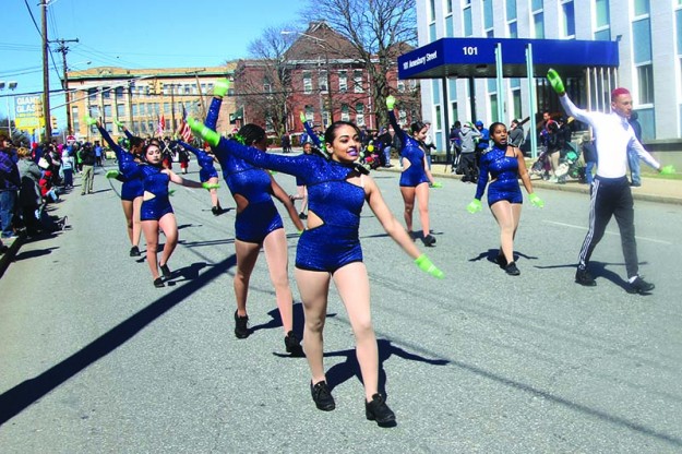 Bailarinas del Performing and Fine Arts, quienes se llevaron el primer puesto de ganadores del desfile.