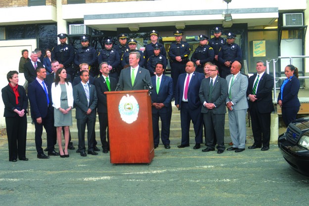 ➥➥ Gobernador de Massachusetts Charlie Baker anunció fondos para mejorar el funcionamiento del Departamento de Policía y la contratación de ocho nuevos oficiales.
