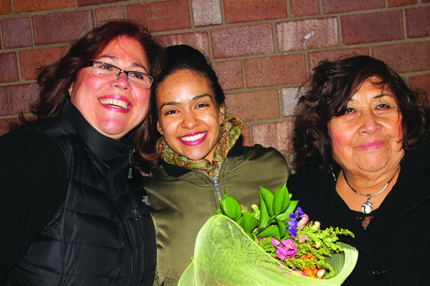 ➥➥ Belén Pereyra, bailarina con Alvin Ailey American Dance Theater posa con Quity Morgan a la izquierda y Leonor Sánchez a la derecha, sus primeras maestras de danzas en Lawrence.