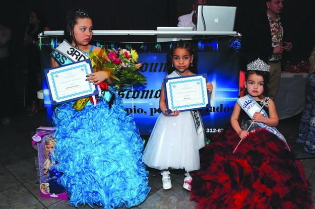 Tres bellezas salvadoreñas para la categoría Miss Chiquitica. De izquierda a derecha: Gabriela Vasquez (tercer lugar), Mila Cano (segundo lugar) y la reina Bailey Estrada.