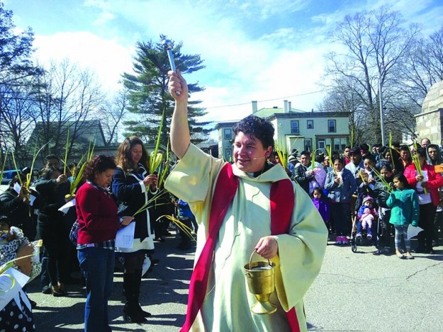 El padre Darío bendice las palmas de olivo dando inicio al Domingo de Ramos.
