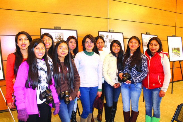 ➥➥ Las nueve fotógrafas junto con la profesora quien las asesoró con clases de fotografía. De izquierda a derecha adelante: Sofía, Frida, Alma, Natalia, Brenda y Diana. Atrás: Vianey, Guadalupe, Jaqueline y Alba.