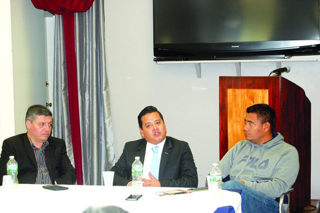 ➥➥ Comisionado presidencial del Inmigrante Guatemalteco, Melvin Mérida, con representantes guatemaltecos.