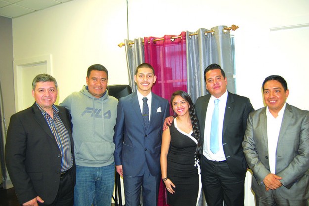 ➥➥ Comisionado Melvin Mérida con Manuel Pazos, director de la Alianza para el Desarrollo del Inmigrante Guatemalteco, y de Gonzalo Romero, Comisionado de Deportes.