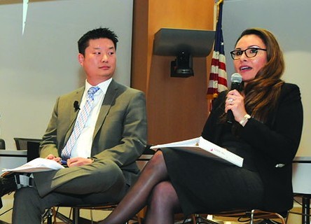 ➥➥ Tommy Chang, superintendente de las Escuelas Públicas de Boston junto con la moderadora del evento, Marcela García del Boston Globe.