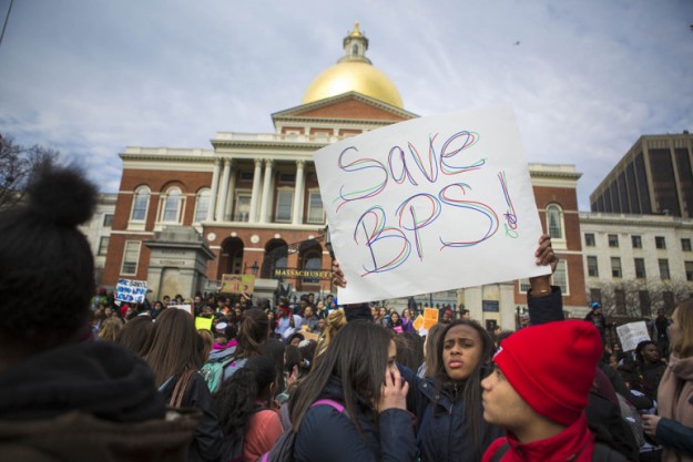 Estudiantes de las escuelas públicas de Boston manifestaron a las afueras de la Casa del Estado. Foto: Jesse Costa/WBUR