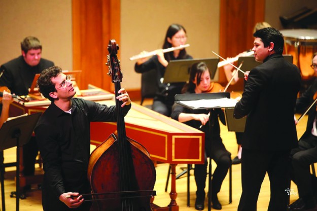 ➥➥ Durante el concierto en la sala Edward M. Pickman, de Longy School of Music en Cambridge, Edicson Ruiz junto a Jorge Soto, director de la orquesta del Conservatorio Longy. Foto por: Mose Ohkyeon Know / Longy School of Music of Bard College.