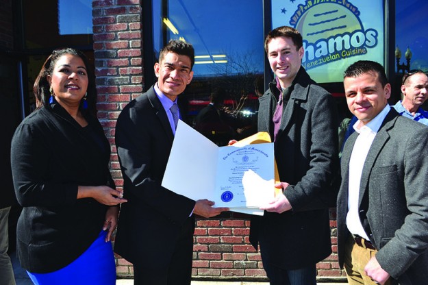 ➥➥ El sabor de Venezuela llega a Lynn con Los Chamos Restaurant. De izquierda a derecha: La directora ejecutiva de la Asociación de Comerciantes Hispanos del North Shore, Frances Martínez; Manuel Rendón, propietario del restaurante; el representante estatal, Brendan Crighton y el concejal de la ciudad Rich Collucci.