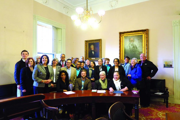 ➥➥ Organizaciones comunitarias junto con la alcaldesa de Salem, Kim Driscoll firman importante acuerdo.