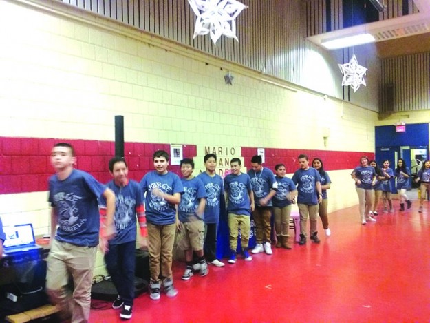 ➥➥ Estudiantes participan del encuentro de culturas.