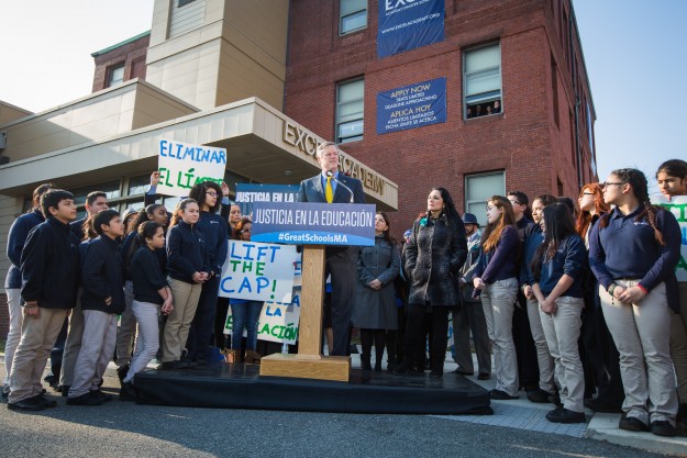 El gobernador Charlie Baker junto a líderes latinos se reunieron en en la Excel Academy de East Boston . Foto (© 2016 Eric Haynes)