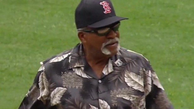 Luis Tiant lanzó la primera pelota en el histórico encuentro que se llevó a cabo en La Habana.