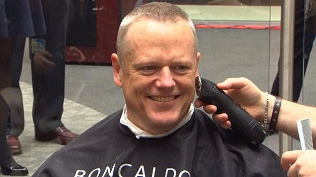 El gobernador Baker se cortó el cabello en un evento de caridad en Quincy. Foto: WBZ-TV.