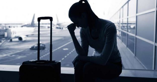 mujer-aeropuerto-esperando