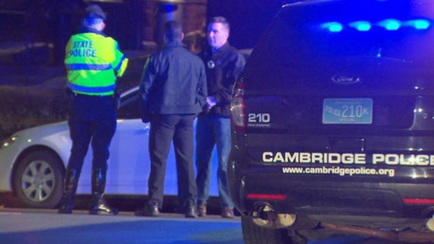 La balacera ocurrió alrededor de las 10 de la noche en las adyacencias del Hospital Mt. Auburn en Cambridge. Foto: WBZ-TV.