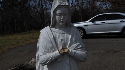 A las otras dos estatuas le cortaron las manos. Foto: Policía de Burlington.