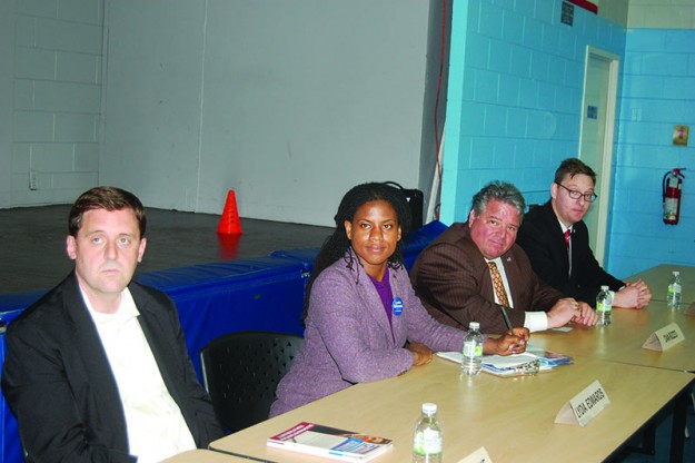 ➥➥ Cuatro de siete candidatos al Senado estatal dijeron presente en foro con comunidad de East Boston. De izquierda a derecha: Jay Livingstone, Lydia Edwards, Dan Rizzo y Paul Rogers.
