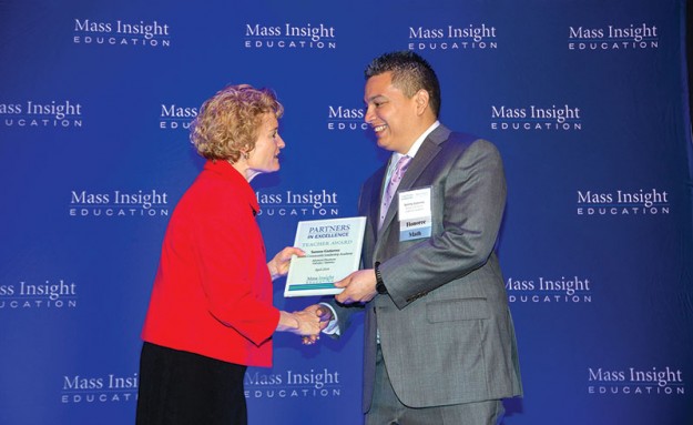 ➥➥ Sammy Gutierrez fue uno de los profesores que recibió el premio a la excelencia durante los Mass Insight Education Partners in Excellence Awards. El profesor Gutiérrez, enseña clases AP Calculus y AP Statistics en Boston Community Leadership Academy.