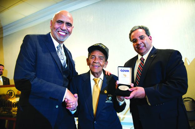 ➥➥ Historic Moment: Rafael Toro (izquierda) y Carlos Ortiz (derecha) de Goya Foods presentaron a cada uno de los Borinqueneers una réplica de la Medalla de Oro del Congreso en Washington D.C. En la foto le entregan la Medalla a Delfín Díaz Mandez, Borinqueneer de 94 años.