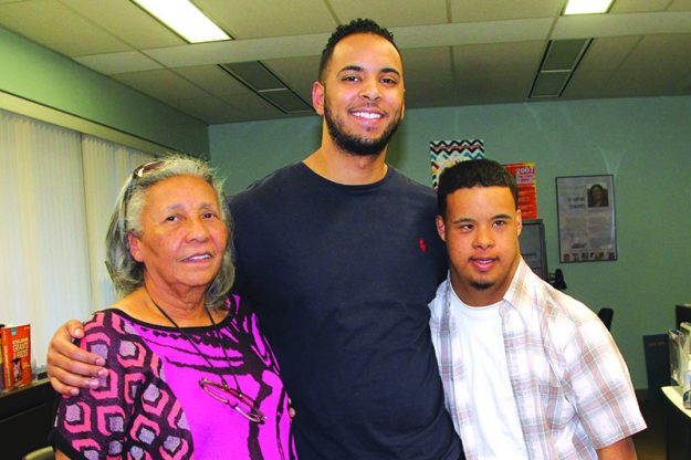 ➥➥ Carlos Rivera, en el centro posa con su abuela Carmen L. Millán y su hermano Joshua Rivera. Rivera se graduará con honores del Nothern Essex Community College.