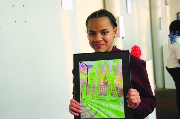 ➥➥ La estudiante de octavo grado, Perla Reynoso, muestra con orgullo su obra de arte.