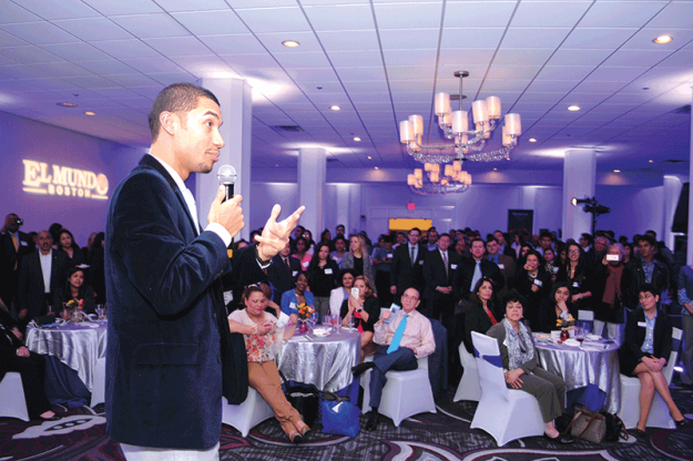 ➥➥ Guest of Honor, Edmar Noé Colón addresses the audience at The El Mundo Professional Mixer.